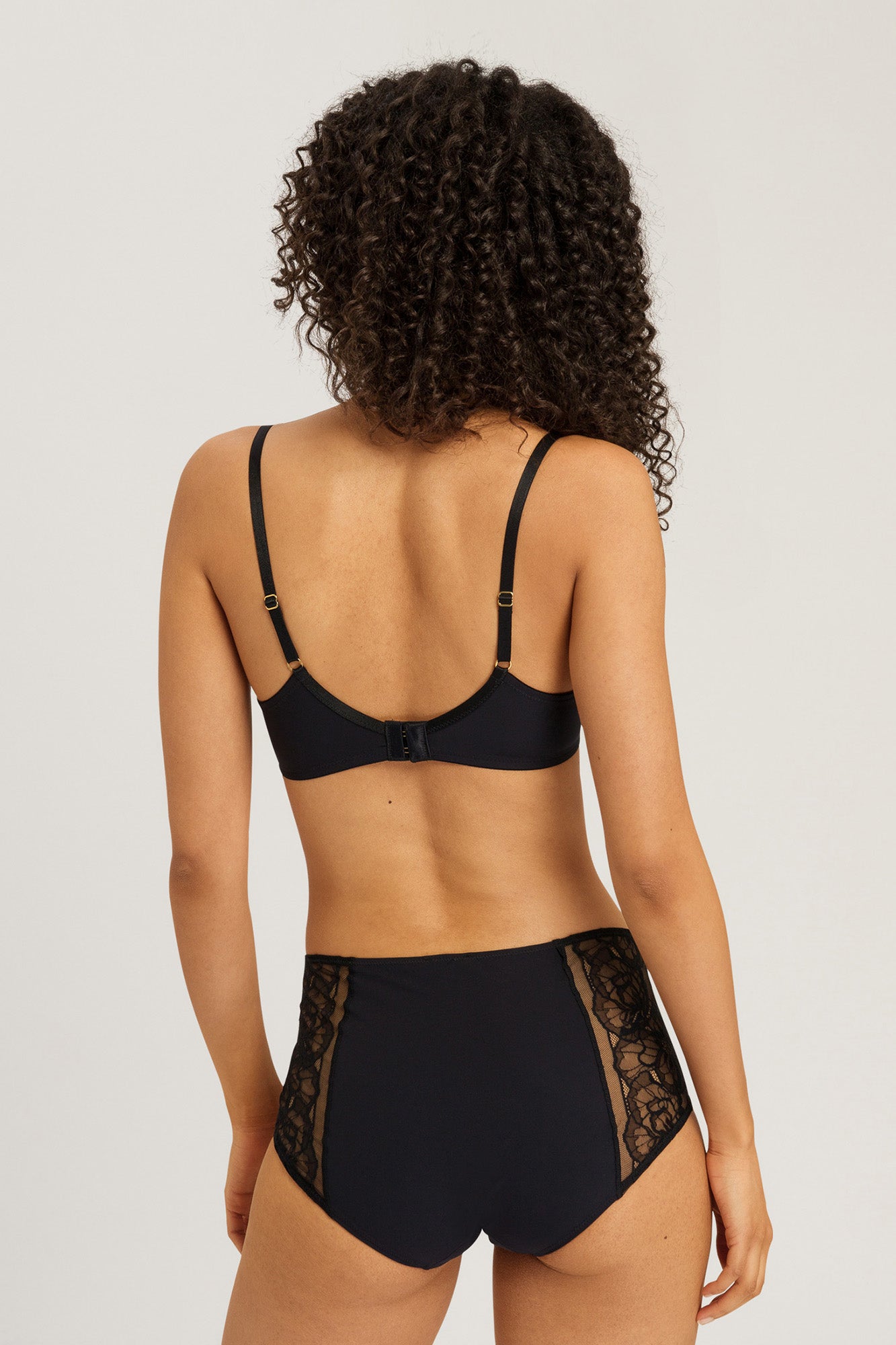 The Selma Underwire Bra By HANRO In Black