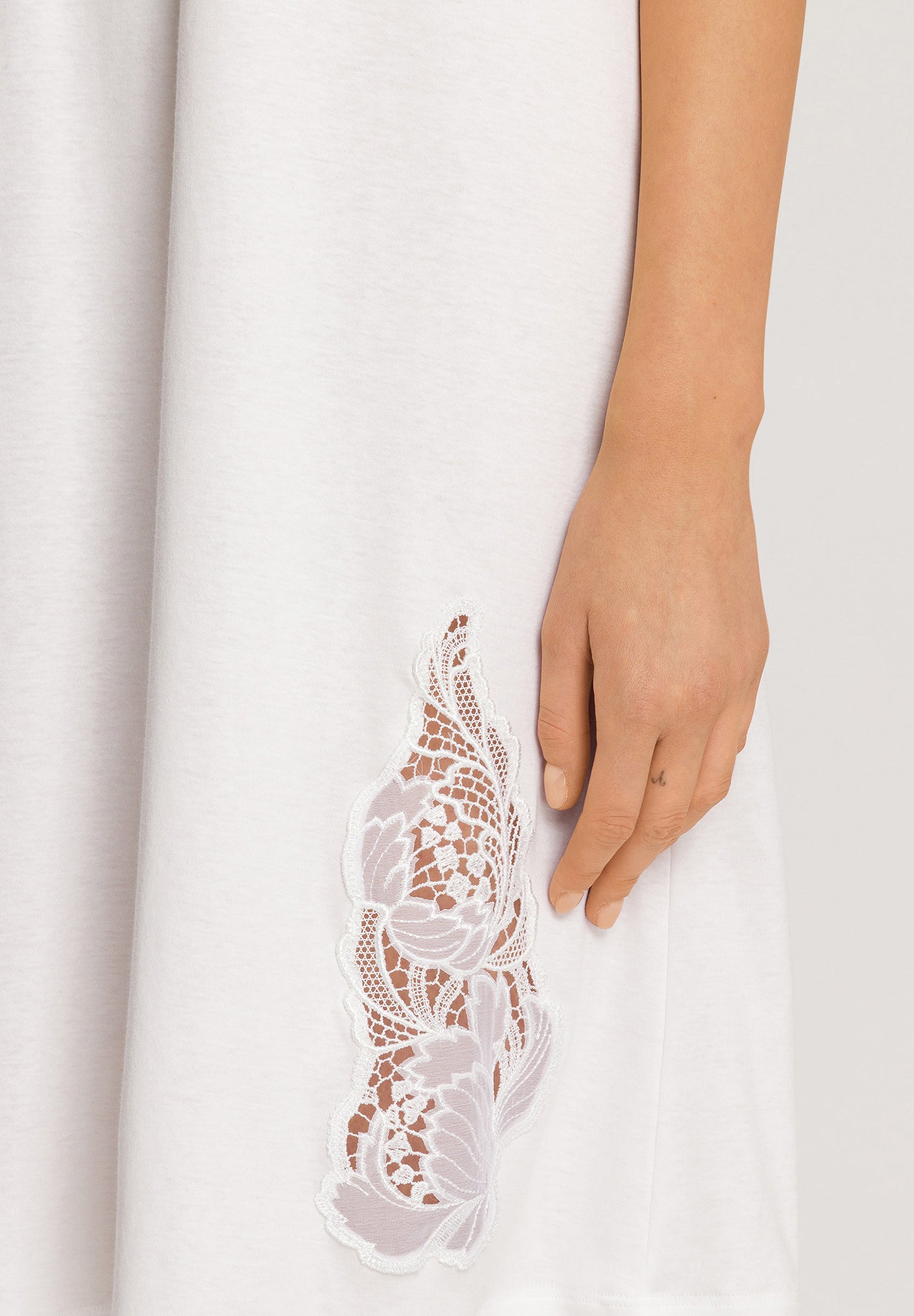 The Anne Short Sleeve Nightdress By HANRO In Off White