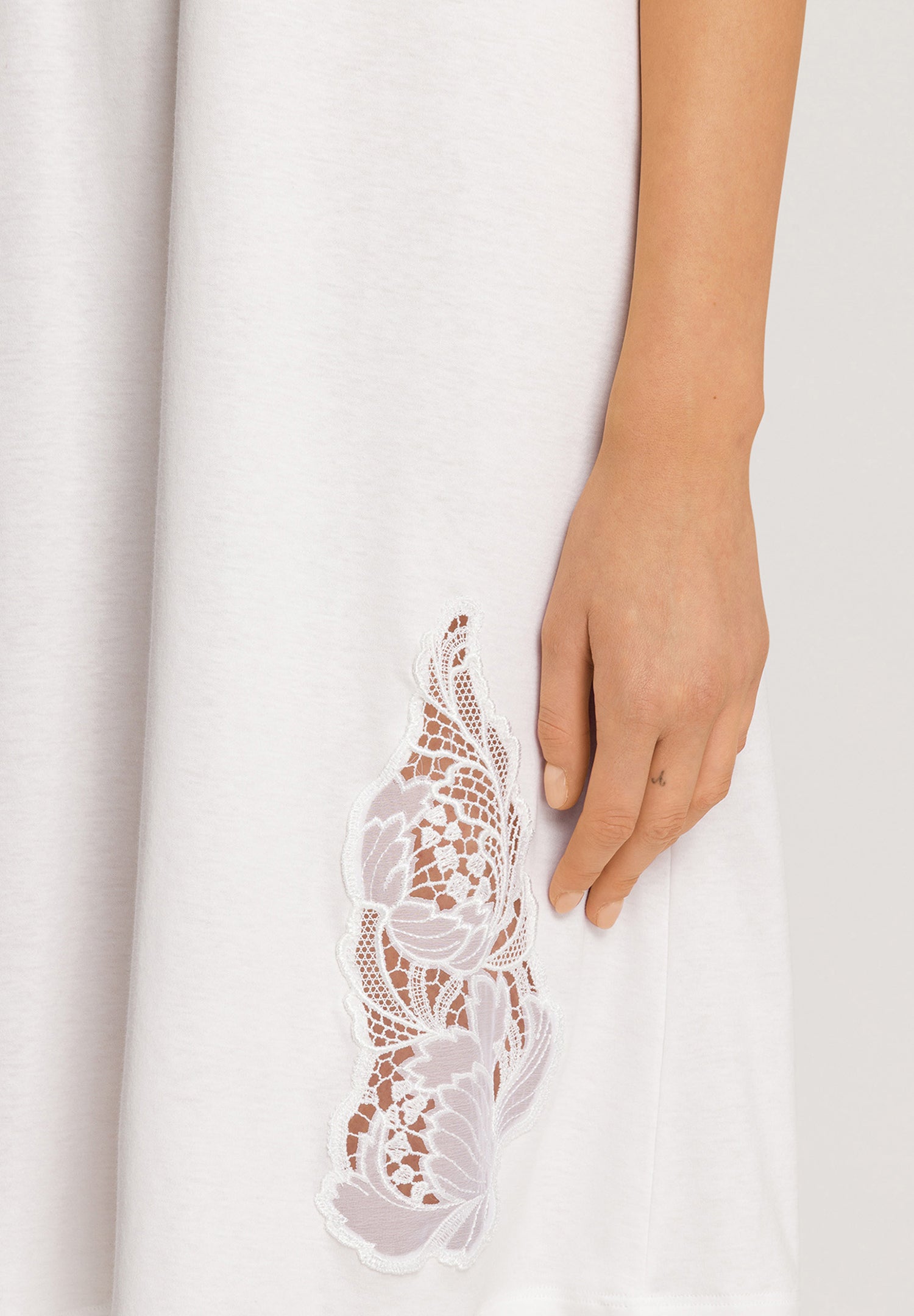 The Anne Short Sleeve Nightdress By HANRO In Off White