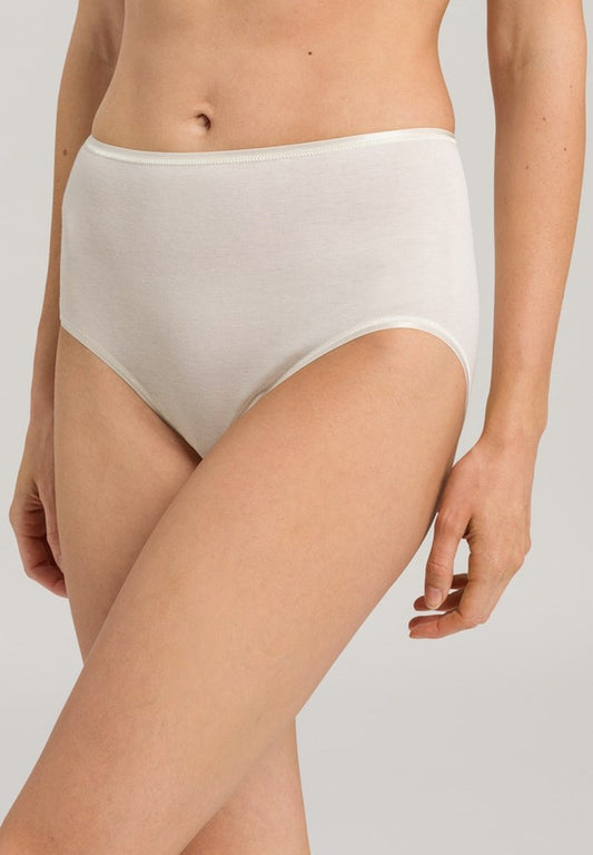 The Cotton Seamless-Maxi Briefs By Hanro in Pale Cream