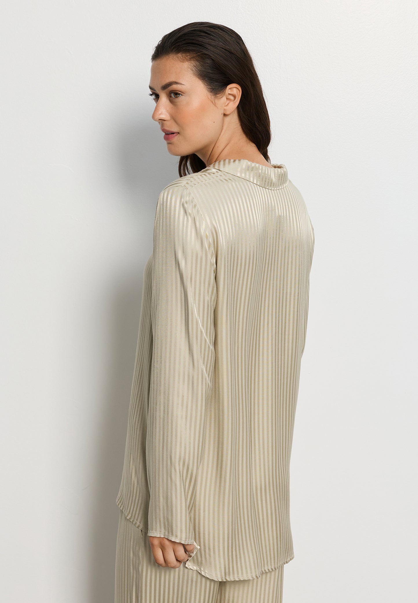 The Sleep & Lounge-L/Slv Bigshirt by HANRO in Olive Stem